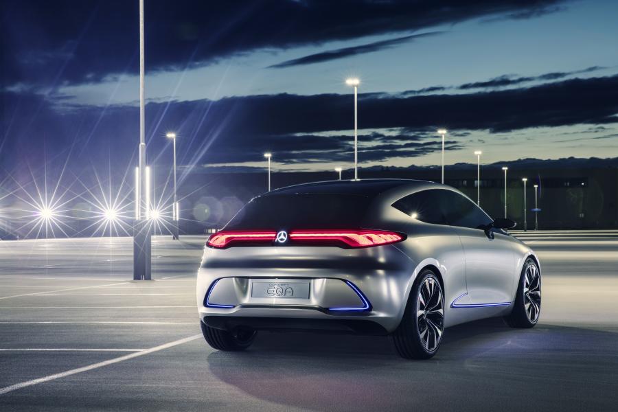  Mercedes-Benz Concept EQA 2017 года  (фото 8 из 20)